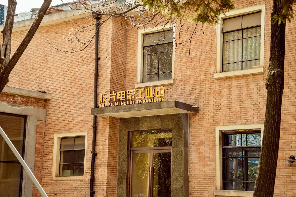 人爽人妻av的相关介绍