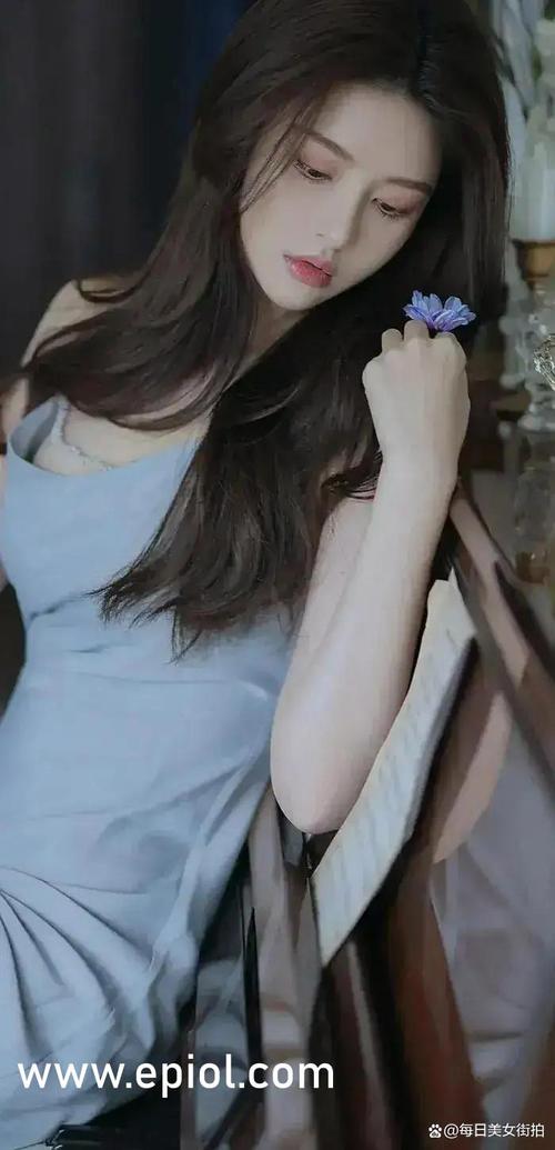 玩弄少妇白嫩高耸的乳峰av的相关介绍